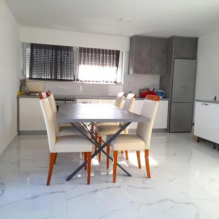 Kovac - 5 Bedroom Private With Pool