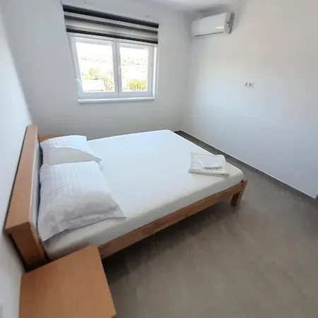 Kovac - 5 Bedroom Private With Pool فيلة