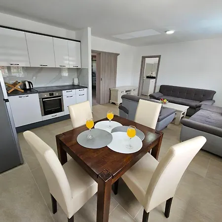 Willa Kovac - 5 Bedroom Private With Pool Vrsine