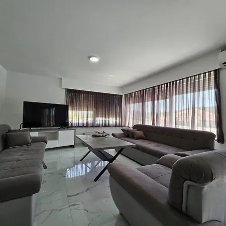 Kovac - 5 Bedroom Private With Pool Willa